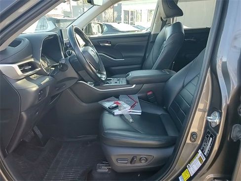 Used 2023 Toyota Highlander XLE image 12