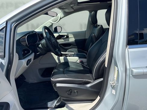 Used 2023 Chrysler Pacifica Limited FWD image 5