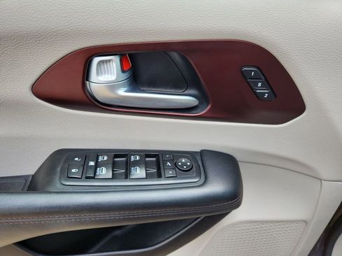 Used 2018 Chrysler Pacifica Limited w/ Advanced Safetytec Group FWD image 5