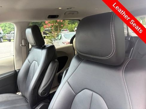 Used 2024 Chrysler Pacifica Touring-L FWD image 5
