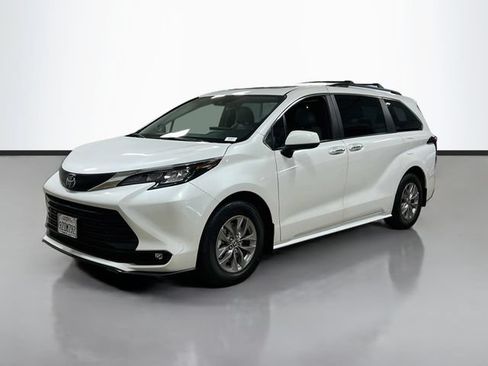 Used 2026 Toyota Sienna XLE FWD image 3