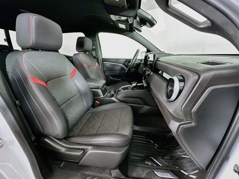 Used 2025 Chevrolet Colorado Z71 AWD/4WD image 30