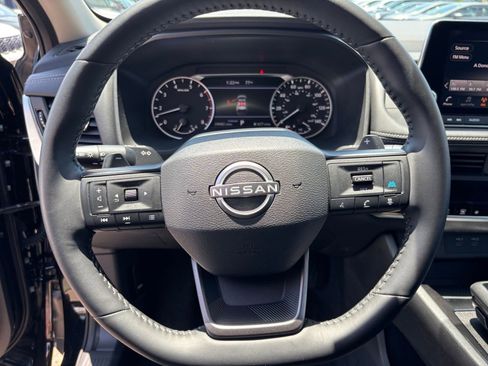 Used 2025 Nissan Rogue SV FWD image 30