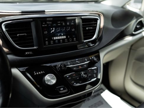 Used 2019 Chrysler Pacifica Touring-L FWD image 18