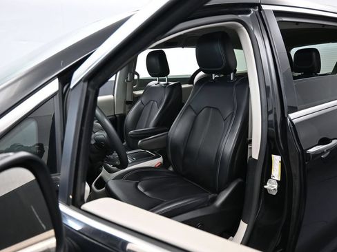 Used 2023 Chrysler Pacifica Touring-L FWD image 10