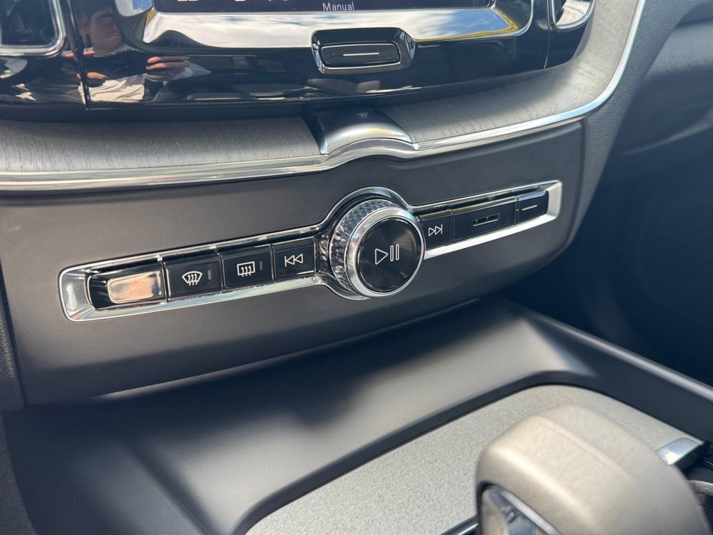 Used 2025 Volvo XC60 B5 Plus AWD/4WD image 22