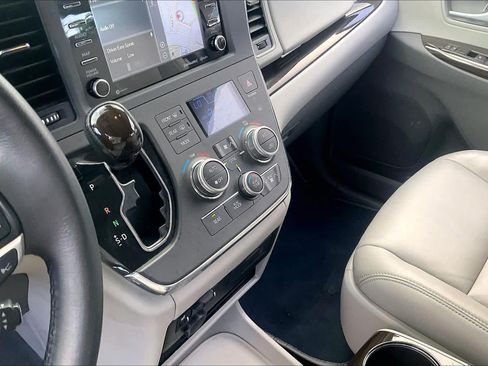 Used 2018 Toyota Sienna XLE Premium FWD image 15