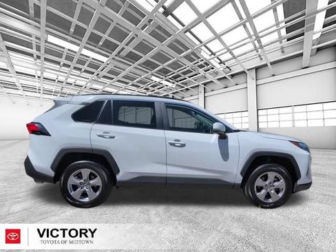 Used 2019 Toyota Highlander XLE AWD/4WD image 2