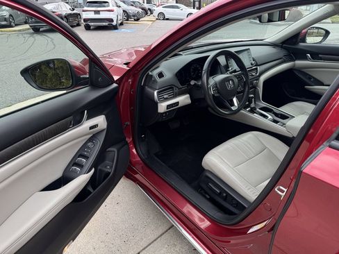 Used 2018 Honda Accord Touring image 16