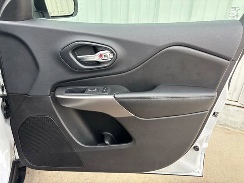 Used 2019 Jeep Cherokee Latitude w/ Popular Appearance Group image 34