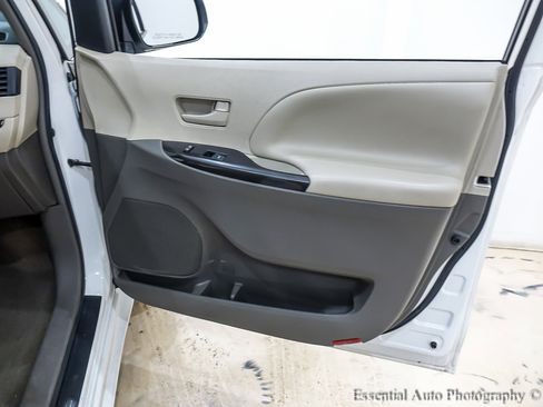 Used 2011 Toyota Sienna LE image 25
