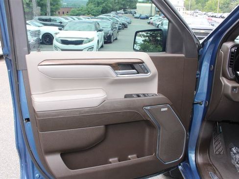 Used 2024 Chevrolet Silverado 1500 LT Trail Boss w/ LT Trail Boss Premium Package AWD/4WD image 11