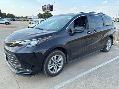 Used 2022 Toyota Sienna XLE Woodland Edition AWD/4WD image 4