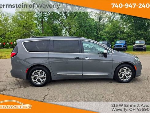 Used 2023 Chrysler Pacifica Limited FWD image 33