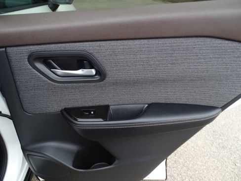 Used 2021 Nissan Rogue SV image 43