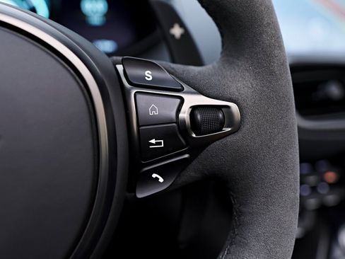 Used 2023 Aston Martin V8 Vantage Roadster image 59