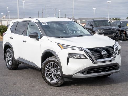 Used 2023 Nissan Rogue S image 1