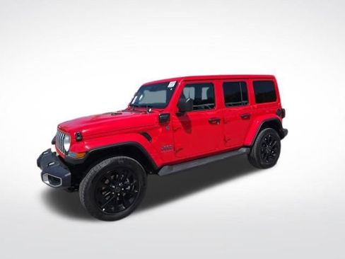 Used 2025 Jeep Wrangler Sahara image 6