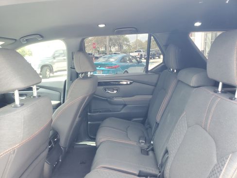 Used 2025 Honda Pilot Sport image 11