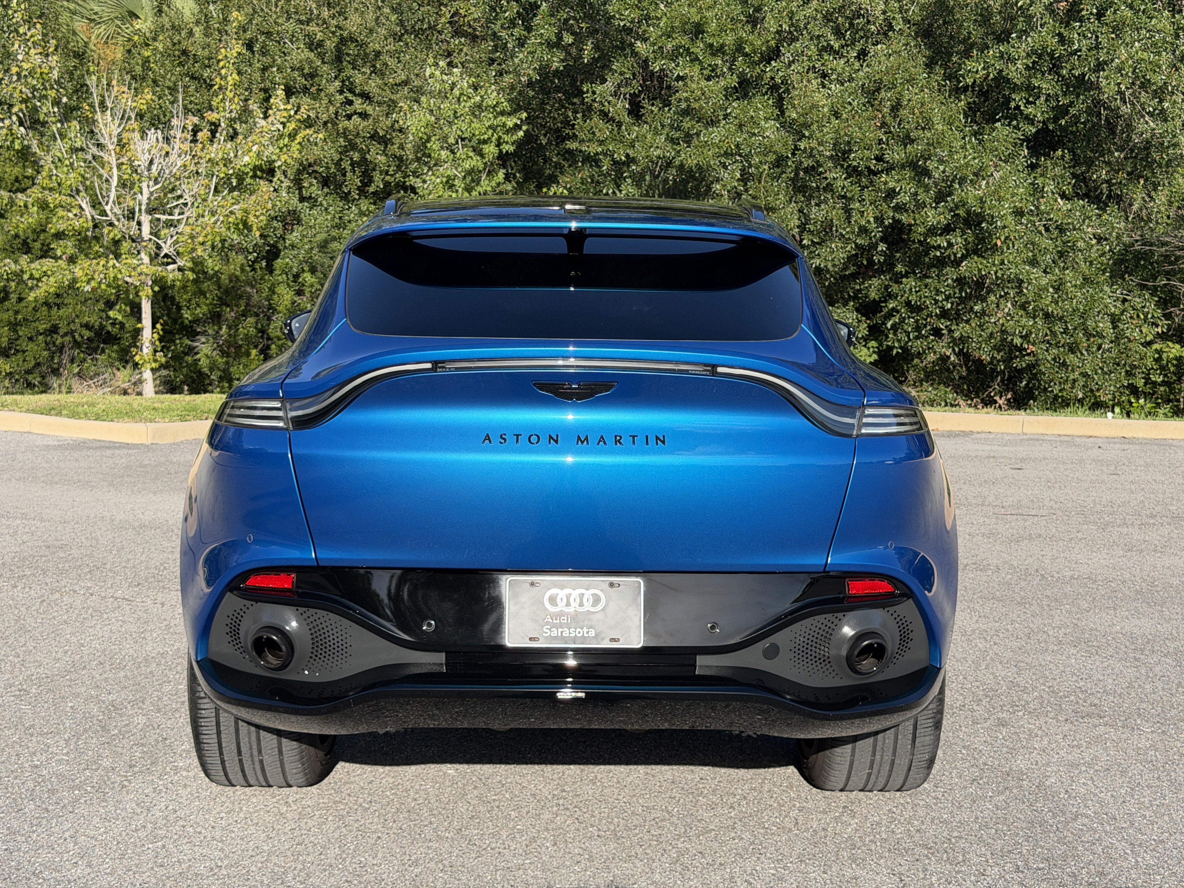 Used 2021 Aston Martin DBX AWD/4WD image 6