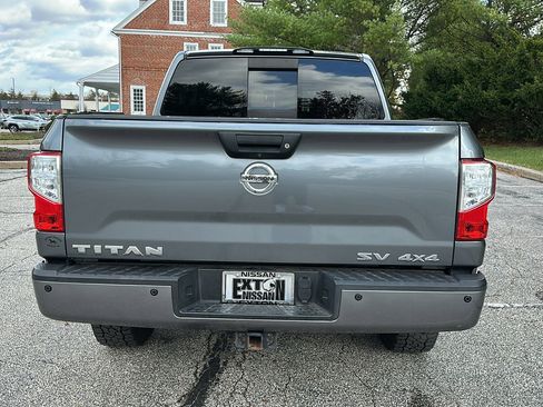 Used 2018 Nissan Titan SV w/ SV Convenience Package image 5