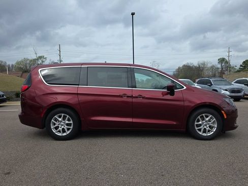 Used 2023 Chrysler Voyager LX FWD image 2