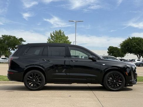 Used 2022 Cadillac XT6 Sport w/ Platinum Package AWD/4WD image 3