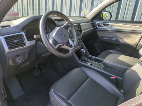 Used 2023 Volkswagen Atlas Cross Sport SE w/ Panoramic Sunroof Package FWD image 4