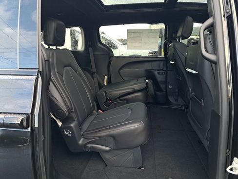 New 2026 Chrysler Pacifica Select AWD/4WD image 14