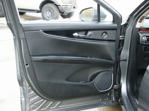 Used 2023 Lincoln Nautilus Reserve w/ Equipment Group 201A image 14