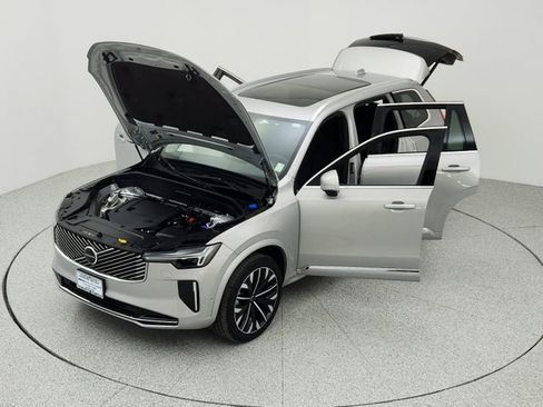 Certified 2025 Volvo XC90 B6 Plus image 29