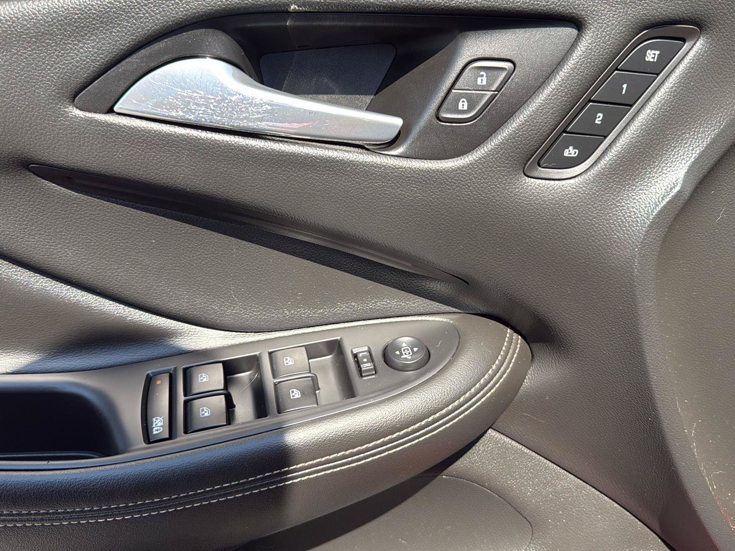 Used 2018 Buick Envision Essence AWD/4WD image 11