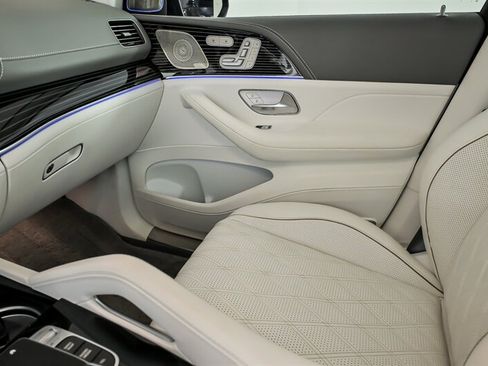 Used 2024 Mercedes-Benz Maybach GLS 600 4MATIC image 37