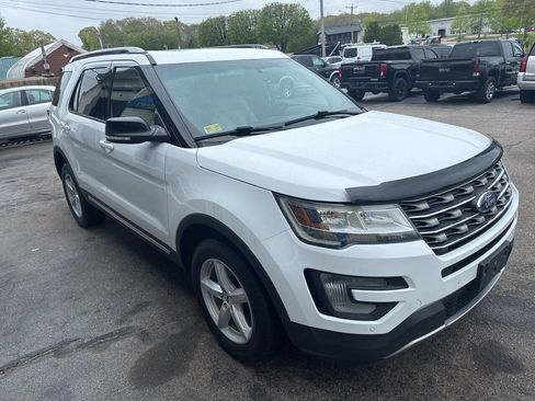 Used 2017 Ford Explorer XLT w/ Equipment Group 202A AWD/4WD image 6