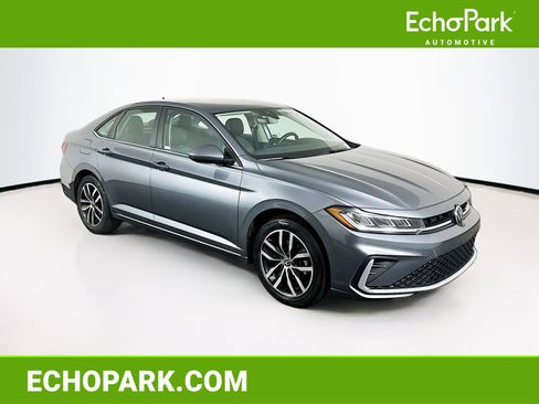 Used 2025 Volkswagen Jetta SE FWD image 1