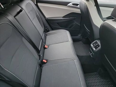 Used 2025 Volkswagen Taos SE w/ Panoramic Sunroof Package image 18