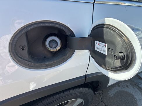 Used 2021 Jeep Cherokee Limited image 19