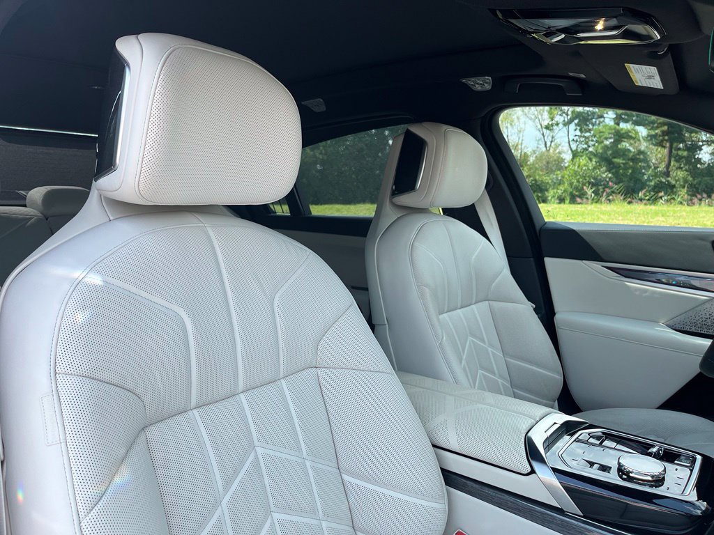 Used 2024 BMW 760i xDrive AWD/4WD image 32