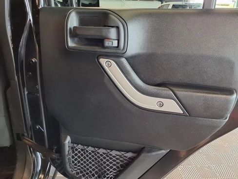 Used 2017 Jeep Wrangler Unlimited Sahara w/ Connectivity Group AWD/4WD image 10