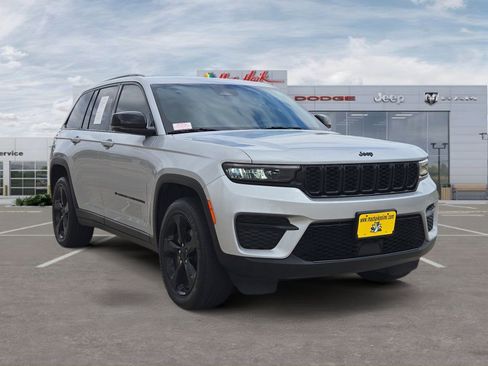 Used 2023 Jeep Grand Cherokee Altitude image 7