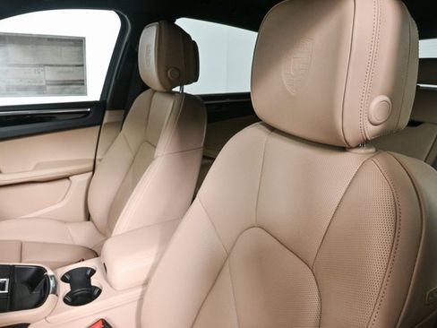 Certified 2025 Porsche Macan AWD image 5
