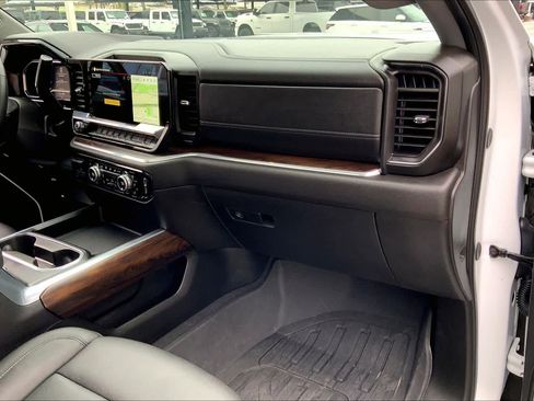 Used 2025 GMC Sierra 2500 SLT w/ SLT Premium Package image 17