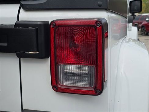 Used 2017 Jeep Wrangler Unlimited Sahara w/ Connectivity Group image 8