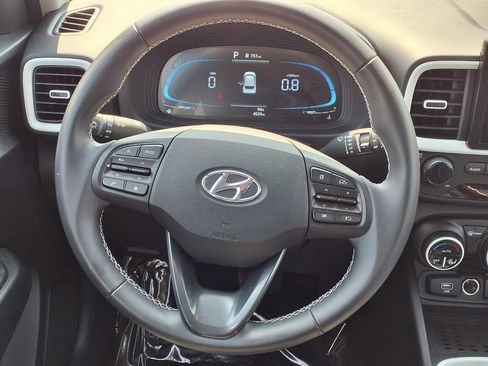 Used 2025 Hyundai Venue Limited FWD image 18
