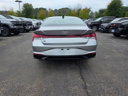 Used 2023 Hyundai Elantra SEL w/ Convenience Package FWD image 3