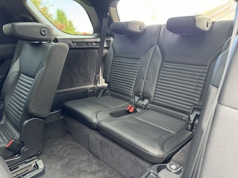 Used 2025 Land Rover Discovery S image 9