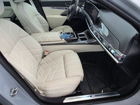 Certified 2025 BMW 750e xDrive w/ Premium Package AWD/4WD image 29
