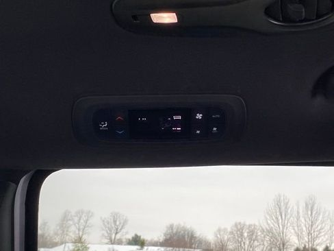 Used 2024 Chrysler Pacifica Select image 18