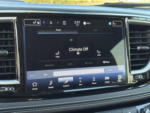 Used 2024 Chrysler Pacifica Select image 22