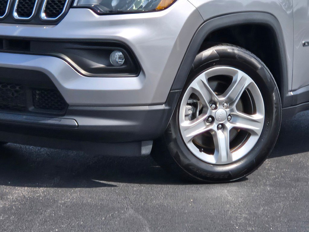 Used 2024 Jeep Compass Latitude AWD/4WD image 2